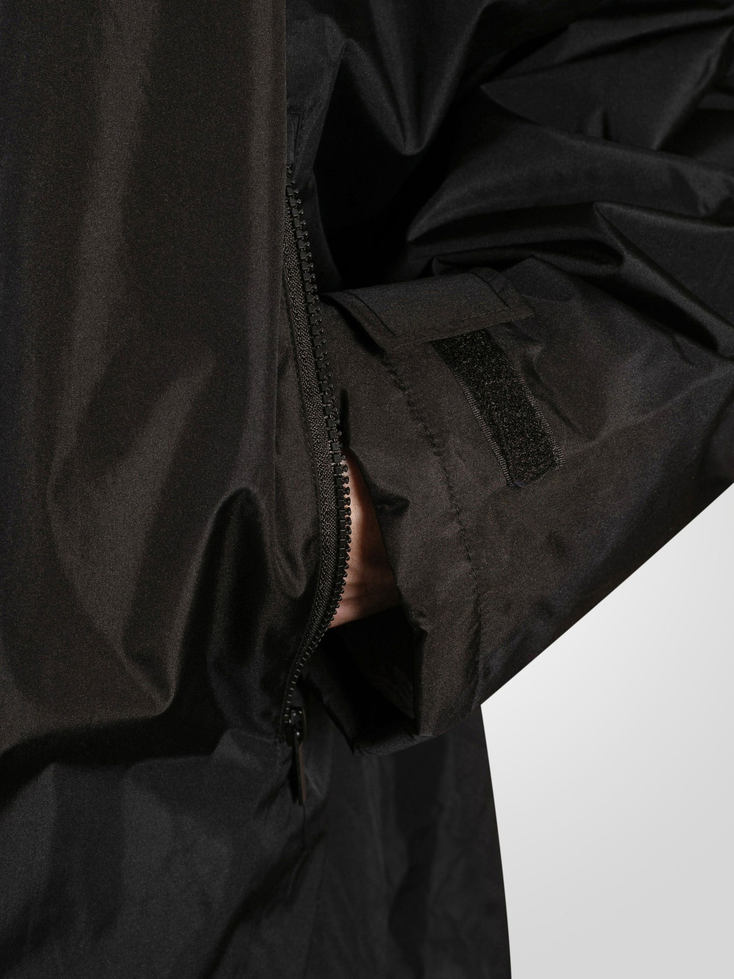 WEBBER -D555 Black Sherpa Lined Showerproof Changing Robe